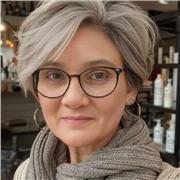 Professora nas séries iniciais de 1° ao 5° todos os componentes curriculares. Há 20 anos atuando com Desenvolvimento de Pessoas